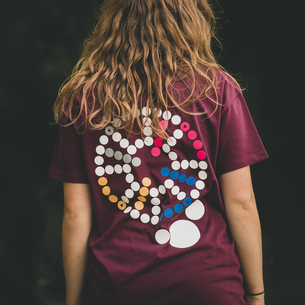 T-SHIRT • LUDO • Burgundy  |  Back pattern  |  Pieces - red, blue, yellow & grey