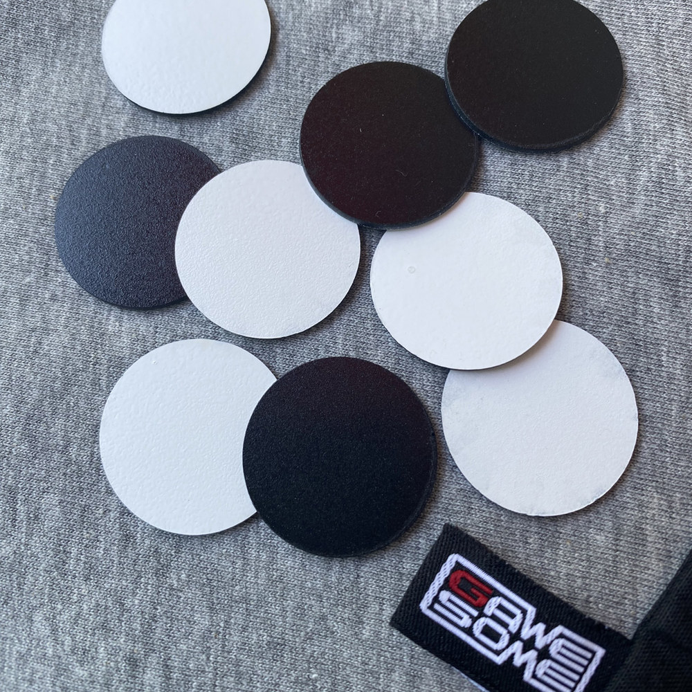 PIECES • OTHELLO  |  black/white